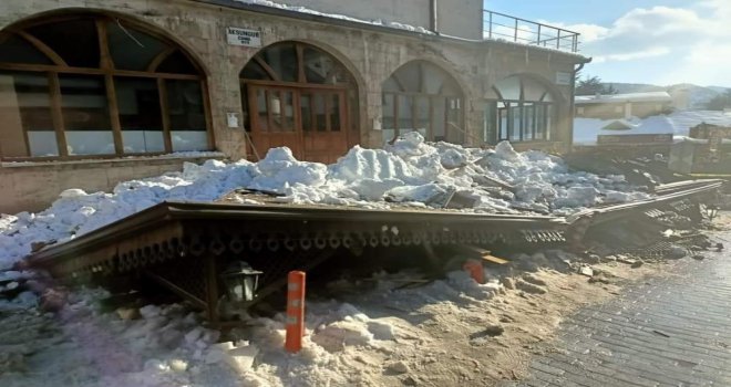 Üzerinde kar biriken caminin sundurması cemaatin üzerine düştü: 5 yaralı