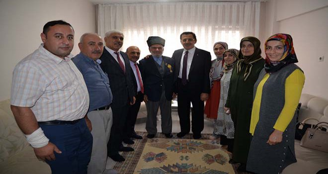 Vali Ümit 88 yaşındaki Kore Gazisi Ahmet Arslandoğdu’yu ziyaret etti