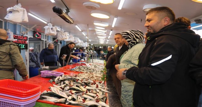 Vatandaş hamsi tezgâhlarına akın etti......