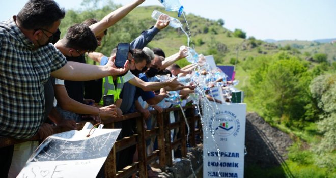 Vatandaşlar, eskiden su içtikleri Gerede Çayı'nın artık hiçbir canlının yaşayamayacağı halde olduğunu söylediler