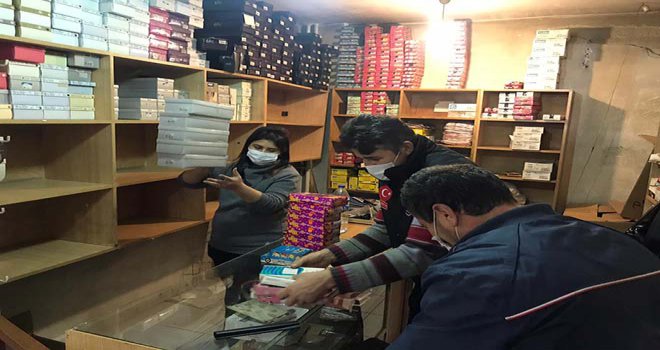 Vefat eden amcasının dükkanındaki giysileri hayır kurumlarına bağışladı