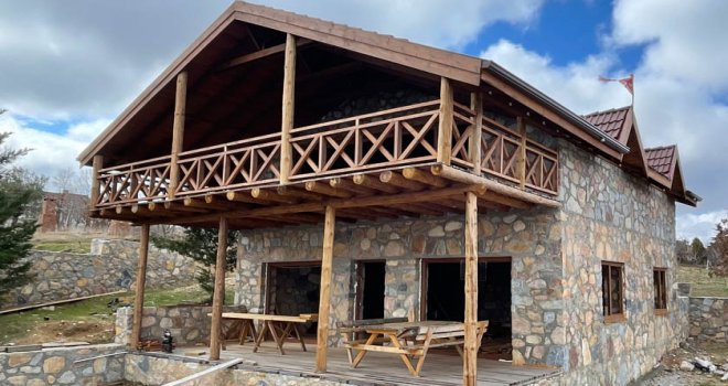 Verandalı ahşap ev hayali, dolandırılmayla bitti