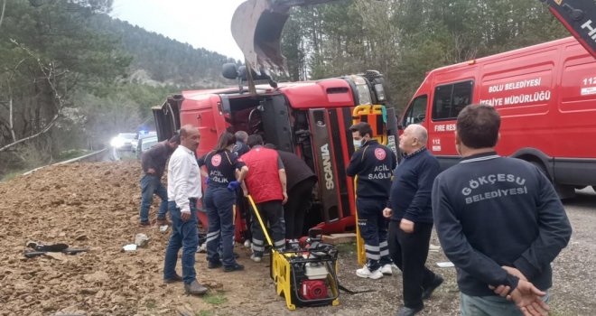 Virajı alamayan tır devrildi: 1 yaralı..