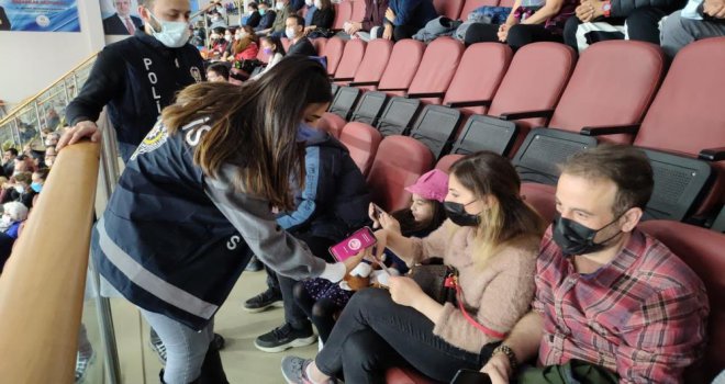 Voleybol maçını izlemeye gelen kadınlara KADES anlatıldı