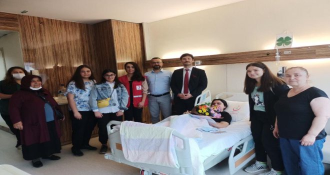 Voleybol oynarken sakatlanan öğrenciye karnesi hastanede verildi