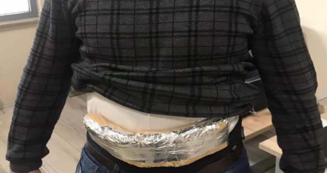 Vücuduna sardığı yarım kilo uyuşturucuyla yakalanan şüpheli tutuklandı