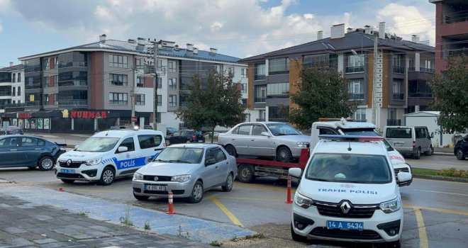 Yağışlı havada park halindeki 4 araca çarptı: 1 yaralı