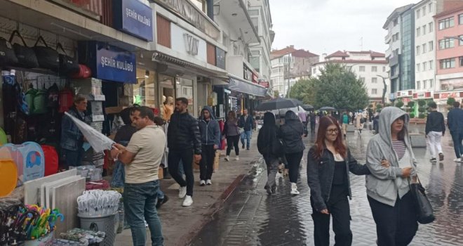 Yağmura hazırlıksız yakalanan vatandaşlar saçak altlarına sığındı