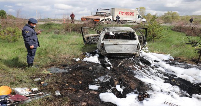 Yanan araçtan son anda kurtuldular