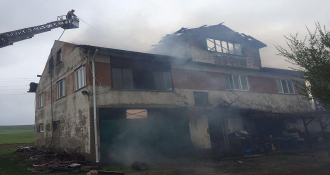 Yanan ev kullanılamaz hale geldi..