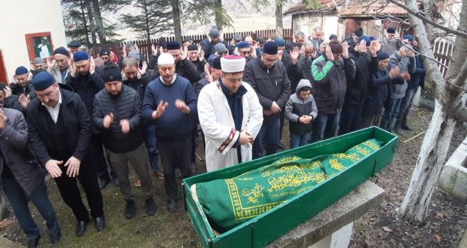 Yanan evinin önünde kedisine sarıldığı fotoğrafla tanınan Ali Meşe son yolculuğuna uğurlandı