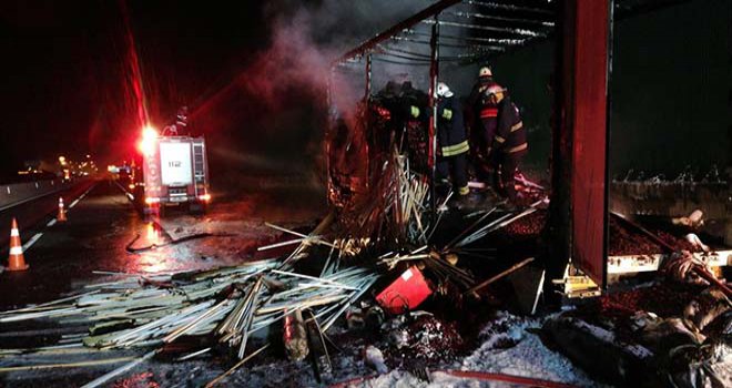 Yanan kargo tırı dorsesi küle döndü