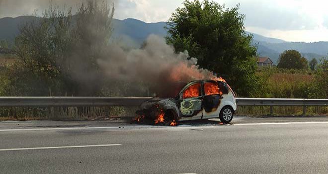 Yanan otomobildeki patlamalar yürekleri ağza getirdi