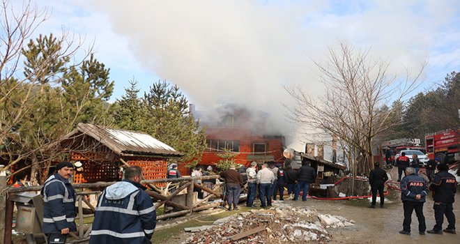 Yangın çıkan pansiyon kullanılamaz hale geldi