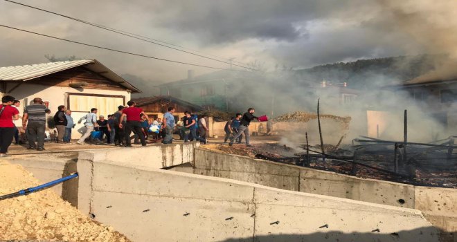 Yangın köylülerin de yardımıyla diğer evlere sıçramadan yaklaşık 1 saatte kontrol altına alındı