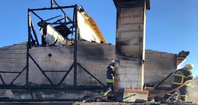 Yangında ev ve odunluk kullanılamaz hale geldi....