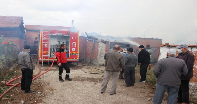 Yangında odunluk, garaj ve yemlik kullanılamaz hale geldi