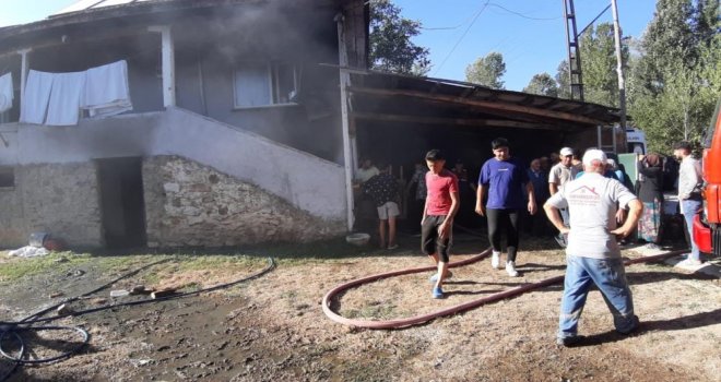 Yangında köylüler seferber oldu, 3 kişi evden kurtarıldı