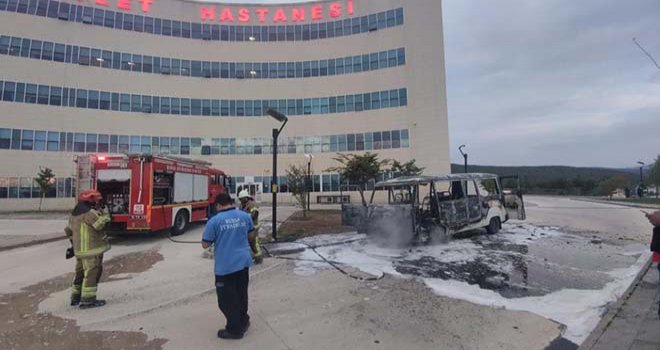 Yaşlı çiftin hastane bahçesine park edip içerisinde uyuduğu minibüs alev alev yandı