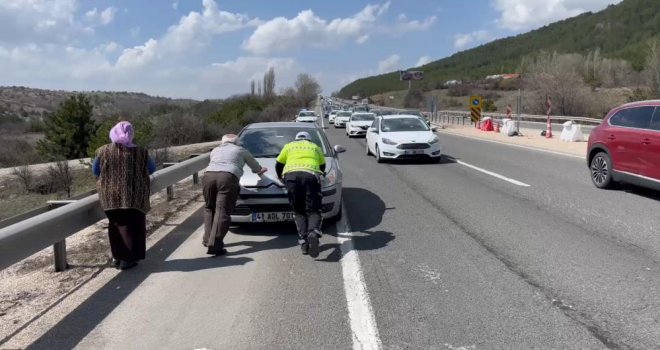 Yaşlı çiftin yardımına trafik polisi yetişti