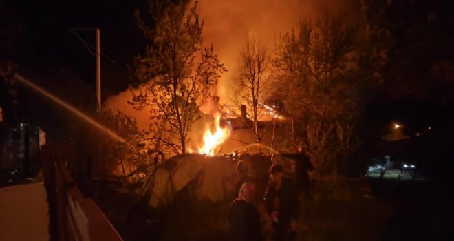 Yatsı namazına giden adamın evi alev alev yandı