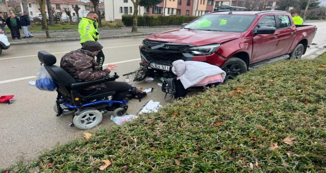 Yaya geçidinden geçmeye çalışan motosiklete, pikap çarptı: 1 yaralı..