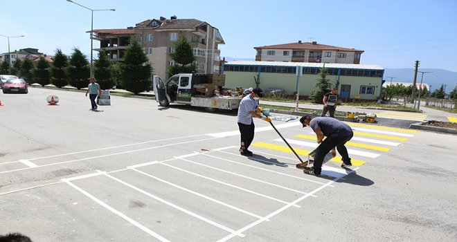 Yaya geçitleri ve yol çizgileri yeniden çiziliyor