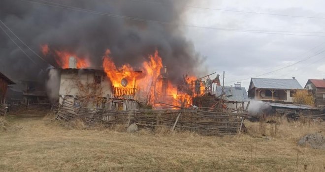 Yaylada ahşap evler alev alev yandı.........