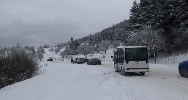 Yedigöller Milli Parkı yolu buzlanma nedeniyle ulaşıma kapatıldı