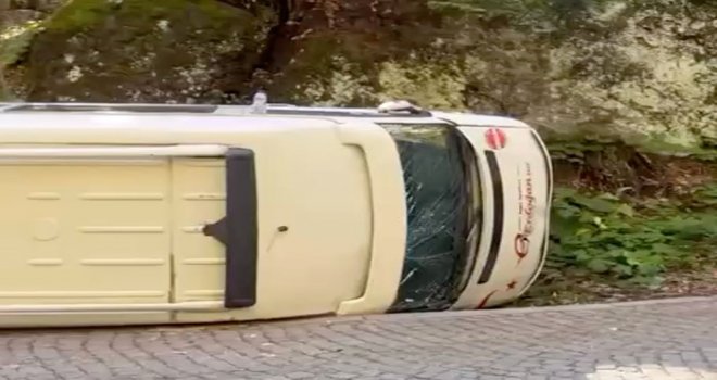 Yedigöller Milli Parkı'nda minibüs devrildi