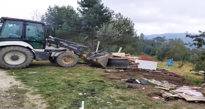 Yedigöller yolu üzerindeki kaçak yapılar yıkıldı