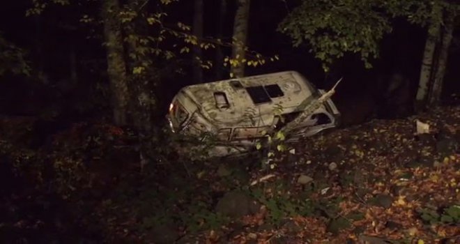 Yedigöller yolunda karavan uçuruma yuvarlandı: 1 yaralı