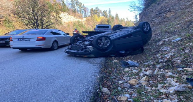 Yedigöller'de gizli buzlanma otomobili tepetaklak yaptı: 2 yaralı