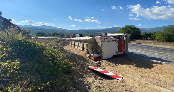 Yem yüklü tır devrildi....