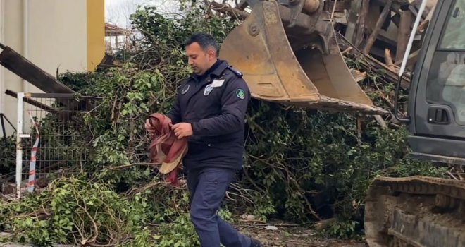 Yıkım sırasında Türk bayrağı hassasiyeti