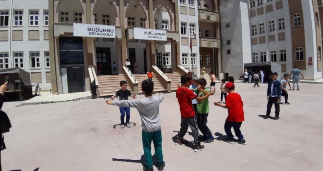 Yıl sonu hayır panayırı düzenlendi, toplanan paralar okula bağışlandı