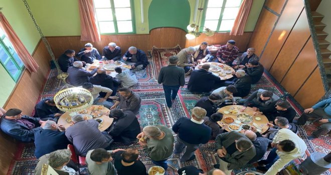 Yıllardır süren gelenek: Bayramlarda tüm yemekler camiye getiriliyor...