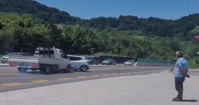 Yoğunluğu çekmek isterken önünde kaza oldu