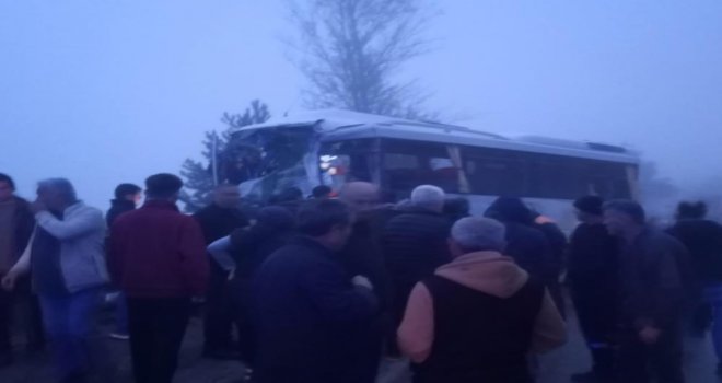Yolcu midibüsü ile yakıt yüklü tır çarpıştı: 3 yaralı........