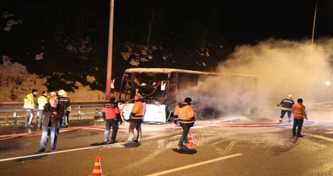 Yolcu otobüsü seyir halindeyken yandı