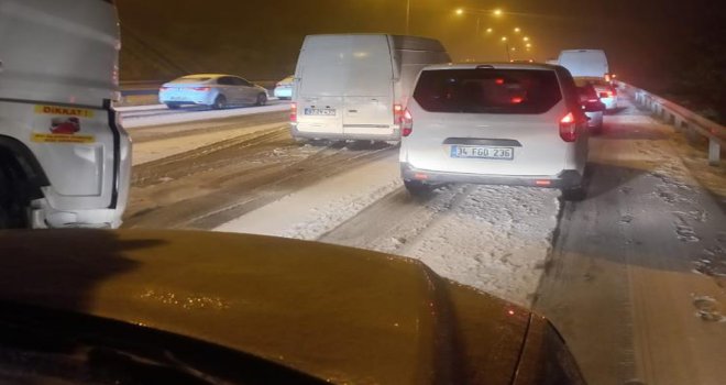 Yolda kalan tırlar emniyet şeridine alındı, trafik açılmaya başladı