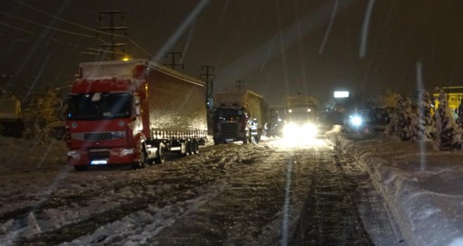 Yolun açılmasından umudunu kesen sürücüler araçlarını terk etti