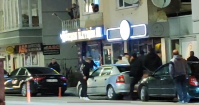 Yumrukların havada uçuştuğu kavgada silah sesleri yükseldi...