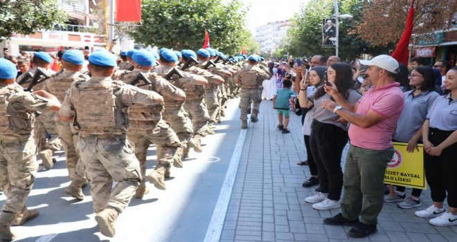 Zafer Bayramı’nın 100. yılında komandolar marşlarla caddeleri inletti
