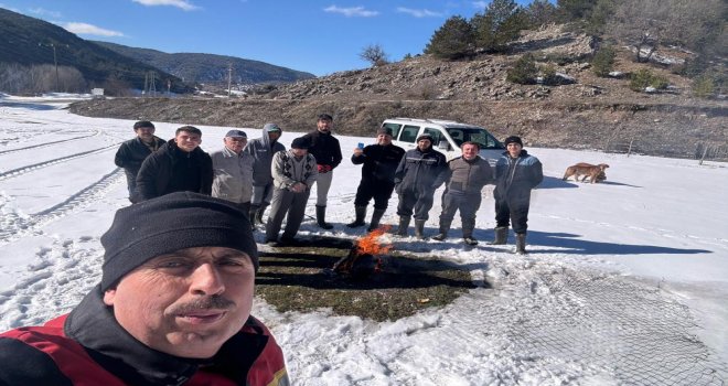 Zorlu kış şartlarında imece usulüyle hayvanlarını besliyorlar.....