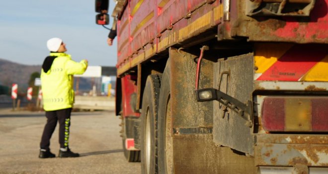 Zorunlu kış lastiği uygulaması başladı: Sürücüler tek tek denetlendi.......